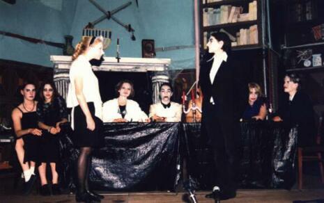 Die Gesellschaft sitzt bei Tisch